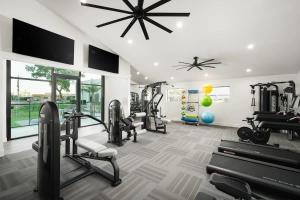 Modern 2BD - Parking, Gym, Pool - Sleeps 8 - 5 Min Casino