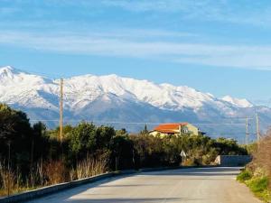 Snug apartment in Kournas with balcony terrace