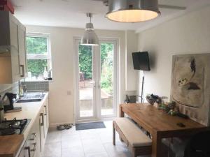 5 bed house with garden, up to 9 guests, close to o2 and Greenwich market