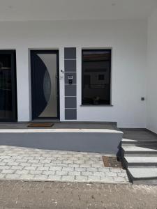 B - Elegent 2 Bedroom Modern Townhouse