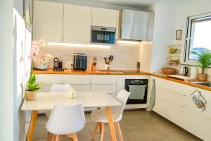 Sunny Double Room in 4BR Villa with AC, Sea View Balcony, Workspace