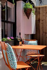 Romantic canal-side cottage with hot tub