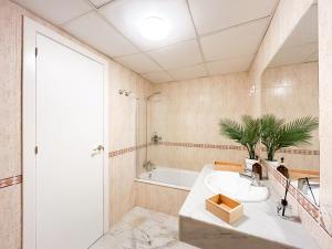 Family apartment 400 meters from the beach, with internet and pool