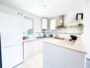 Family apartment 400 meters from the beach, with internet and pool