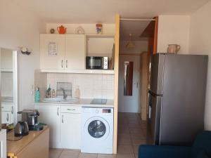 Peaceful Seaview Apartment with Beach & Pool Access, Air Conditioning