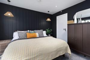 Free Parking The Quays- Sleeps 8 by Genesis Living