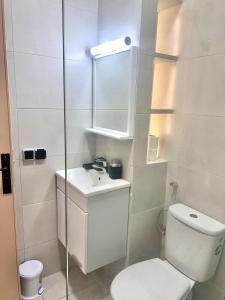 Sunny, Equipped, 10min Beach, Wifi, Netflix, Parking, balcony