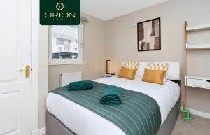 LUXE Townhouse - LONGER STAYS and REDUCED PRICES Only by Visiting ORION SHORT STAYS, 4 Rooms, Fully Equipped, HOT-TUB, Games Room, EV Power Point, Centrally Located, Newly Renovated and ONLY 5 Mins to STANNERGATE Ports