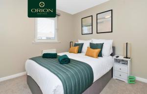 LUXE Townhouse - LONGER STAYS and REDUCED PRICES Only by Visiting ORION SHORT STAYS, 4 Rooms, Fully Equipped, HOT-TUB, Games Room, EV Power Point, Centrally Located, Newly Renovated and ONLY 5 Mins to STANNERGATE Ports