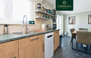 LUXE Townhouse - LONGER STAYS and REDUCED PRICES Only by Visiting ORION SHORT STAYS, 4 Rooms, Fully Equipped, HOT-TUB, Games Room, EV Power Point, Centrally Located, Newly Renovated and ONLY 5 Mins to STANNERGATE Ports