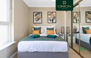 LUXE Townhouse - LONGER STAYS and REDUCED PRICES Only by Visiting ORION SHORT STAYS, 4 Rooms, Fully Equipped, HOT-TUB, Games Room, EV Power Point, Centrally Located, Newly Renovated and ONLY 5 Mins to STANNERGATE Ports
