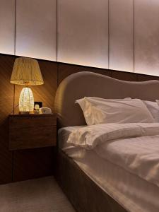 Modern 1BR, Cozy Living Room ,70 in TV, Self Check-In