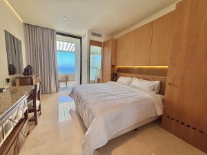 Zantamar Penthouse 603B, right on the beach