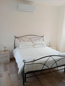 Vi & Vi relax by the lake