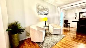 Stylish 4BR Retreat in Cypress - King Bed -Fireplace -Outdoor Patio - TVs in 4 Rooms