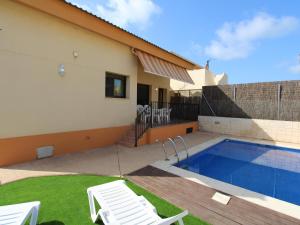 CASA CLAVEL I ideal para tus vacaciones cerca del mar, wifi gratuito, aire acondicionado opcional, piscina privada, se admiten mascotas, playa para perros - ES-184-67
