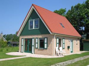 Gorgeous Holiday Home in Zonnemaire near Lake