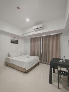 Cozy Room with Balcony in Iloilo City Condo