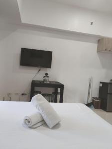 Cozy Room with Balcony in Iloilo City Condo