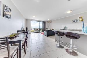 Panoramic Ocean View CBD Appartment