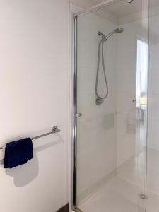 Modern 2 Bedroom and 2 Bathroom Apartment with Free Parking in Southbank