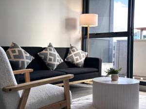 Modern 2 Bedroom and 2 Bathroom Apartment with Free Parking in Southbank