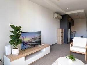 Modern 2 Bedroom and 2 Bathroom Apartment with Free Parking in Southbank