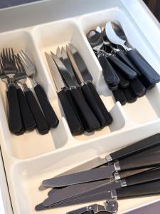 Modern 2 Bedroom and 2 Bathroom Apartment with Free Parking in Southbank