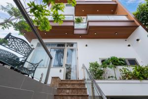 Nancy Tran Grand strip 11