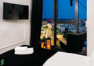 HANZA Black & White 17th floor SPA & Pool Free Parking by Stayly