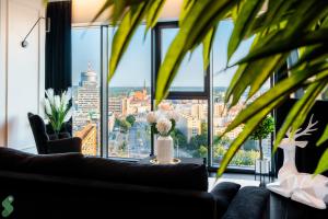 HANZA Black & White 17th floor SPA & Pool Free Parking by Stayly