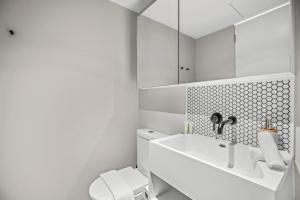 Private Apartment Peaceful High Rise Haven with Bay Views, Pool, Gym