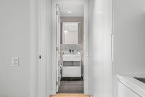 Private Apartment Peaceful High Rise Haven with Bay Views, Pool, Gym