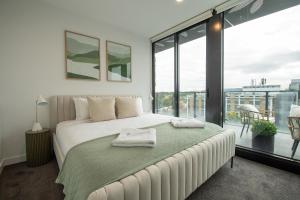 Private Apartment Stylish Penthouse Oasis Near Royal Park including Parking