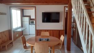 Maisons de vacances Cantalaoude : Maison 2 Chambres