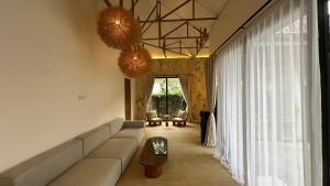 Melasti Villa #2 2Bdr with Yard & Pool