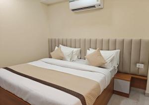 Akshay premium suites1 BHK Serviced Apartments Near Artemis Hospital Sector 52