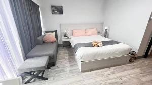 Sunset Mountain View Condo Close to Beach and Mall With Laundry & Smart TV A14