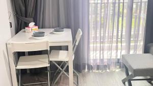 Sunset Mountain View Condo Close to Beach and Mall With Laundry & Smart TV A14