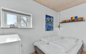 Lovely Newer Holiday Home Near Beautiful Beach