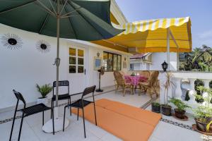 The Iris, 12 mins walk to Betalbatim Beach