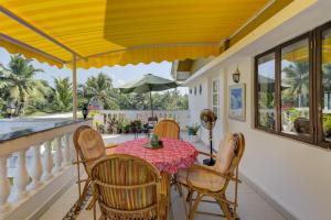 The Iris, 12 mins walk to Betalbatim Beach