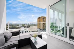 Olympic Park 1Br modern apt near train shops with pool
