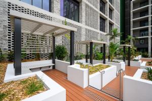 Olympic Park 1Br modern apt near train shops with pool