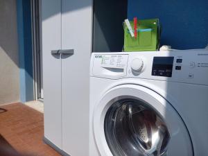 Giulios Apartment - Beachfront