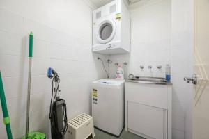 Burwood 2Br Apt Near Chiantown Shopping Center