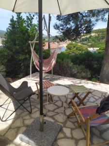 Cozy Jelsa apartment in the shade of the pines.