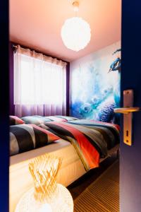 Appartements Luna - Cosy Appartement 48m2 - Place Parking Prive -Ascenseur - Position Centrale Gare - Pompidou - Nouvelle Ville - 2 a 4 Personnes : photos des chambres