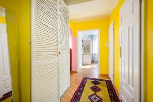 Warsaw Downtown Colourful Apartment by BookingHost