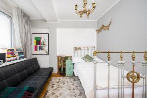 Warsaw Downtown Colourful Apartment by BookingHost